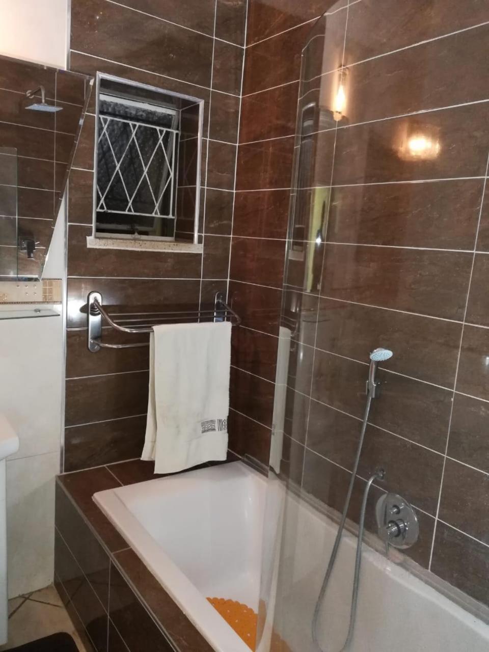 Lalela House Quarto em Acomodações Particulares Joanesburgo